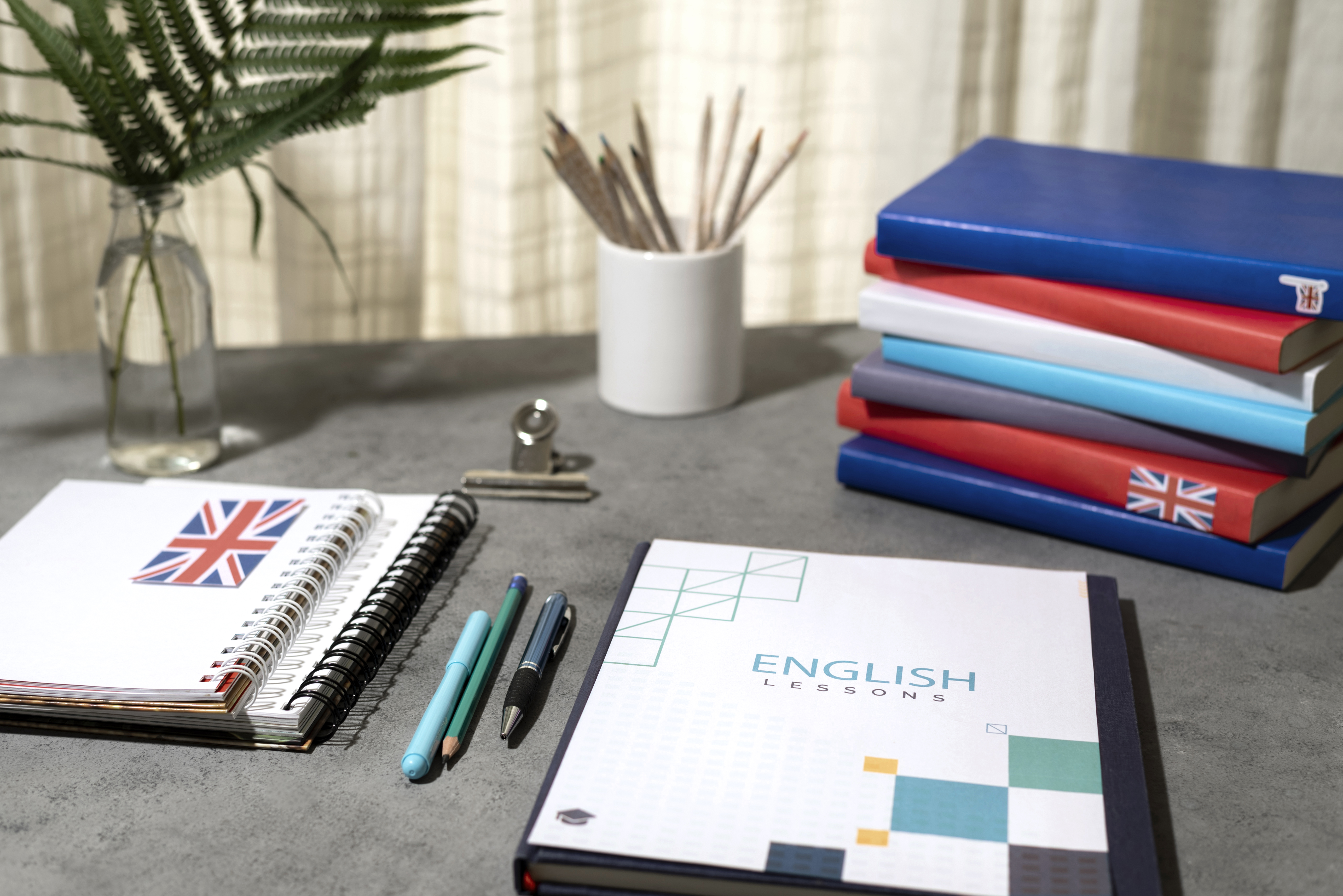 pilas de libros de ingles en la mesa del espacio de trabajo